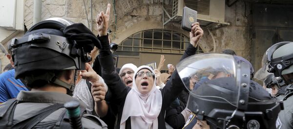 Policíacos israelíes impiden a las mujeres palestinas entrar en a la mezquita de Al Aqsa Policíacos israelíes impiden a las mujeres palestinas entrar en a la mezquita de Al Aqsa - Sputnik Mundo