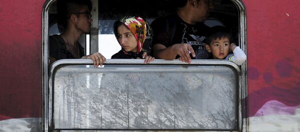 Refugiados en el tren en Macedonia - Sputnik Mundo