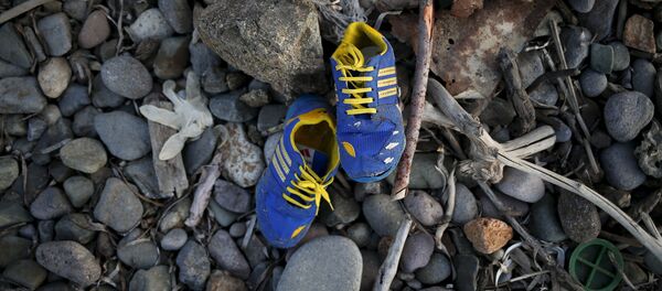 Zapatos de un niño - Sputnik Mundo