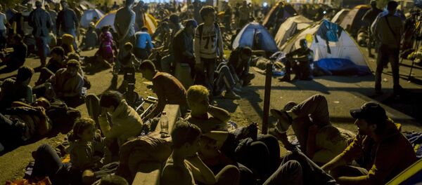 Migrantes en la frontera entre Serbia y Hungría - Sputnik Mundo