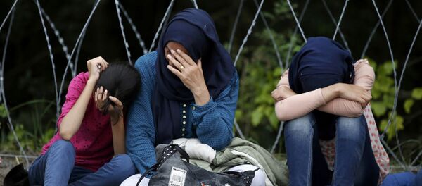 Refugiados cerca de la frontera entre Serbia y Hungría - Sputnik Mundo
