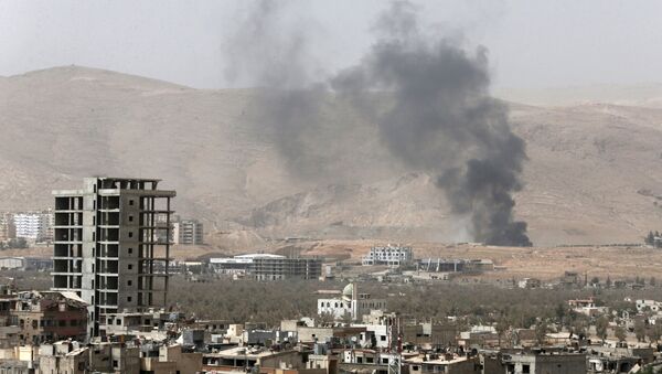 Smoke rises during clashes between forces loyal to Syria's President Bashar al-Assad and the Army of Islam fighters, on the eastern mountains of Qalamoun overlooking the town of Douma, eastern Ghouta in Damascus September 14, 2015. - Sputnik Mundo