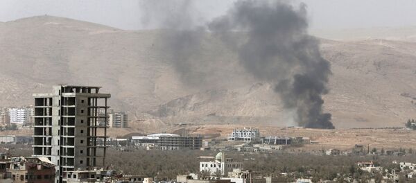 Smoke rises during clashes between forces loyal to Syria's President Bashar al-Assad and the Army of Islam fighters, on the eastern mountains of Qalamoun overlooking the town of Douma, eastern Ghouta in Damascus September 14, 2015. - Sputnik Mundo