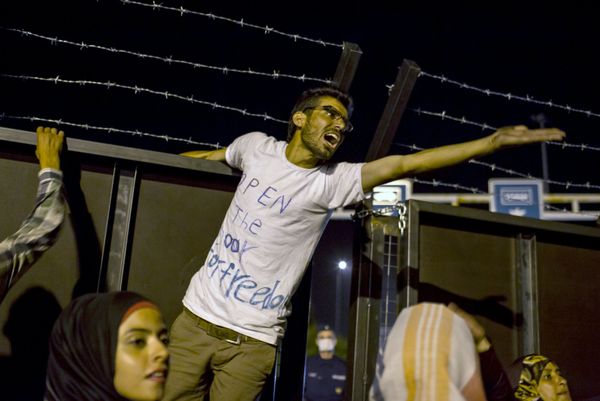 Los migrantes asaltan la frontera entre Serbia y Hungría - Sputnik Mundo