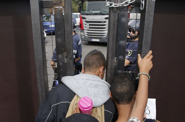 Los migrantes asaltan la frontera entre Serbia y Hungría - Sputnik Mundo