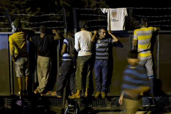 Los migrantes asaltan la frontera entre Serbia y Hungría - Sputnik Mundo