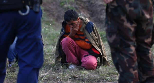 Los migrantes asaltan la frontera entre Serbia y Hungría - Sputnik Mundo