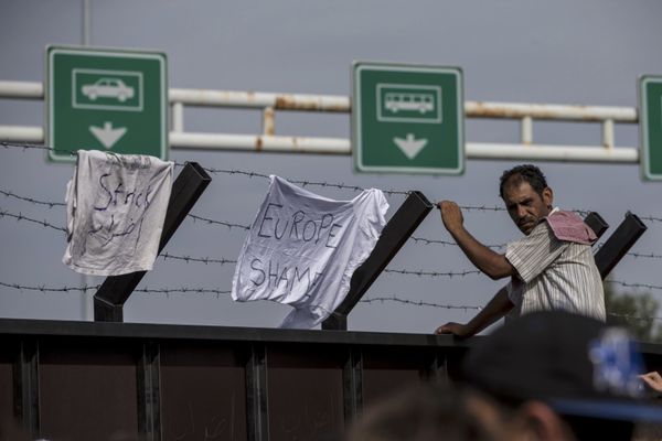 Los migrantes asaltan la frontera entre Serbia y Hungría - Sputnik Mundo