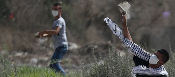 Jovenes palestinos están tirando piedras en las tropas de Israel - Sputnik Mundo