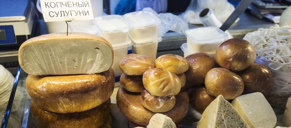 Productos lácteos en el mercado Dorogomílovski de Moscú - Sputnik Mundo