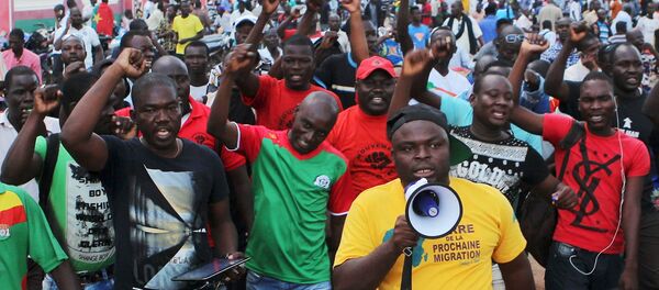 Protestantes gritan eslóganes contra la guardia presidencial, Burkina Faso - Sputnik Mundo