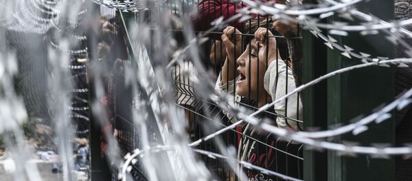 Los migrantes en la frontera de Hungría y Serbia - Sputnik Mundo