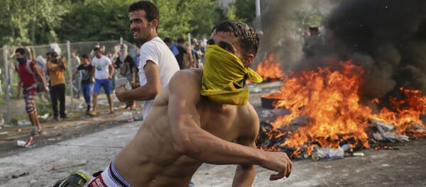 Choques entre inmigrantes y policías en la frontera serbio-húngara - Sputnik Mundo