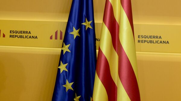 Banderas de Cataluña y UE - Sputnik Mundo