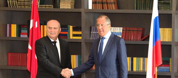 Ministro ruso de Exteriores, Serguéi Lavrov, y su homólogo turco, Feridun Sinirlioğlu - Sputnik Mundo