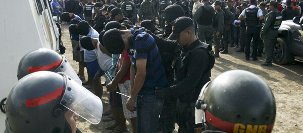 Soldados venezolanos detienen a un hombre sospechoso de estar vinculados a grupos paramilitares colombianos - Sputnik Mundo