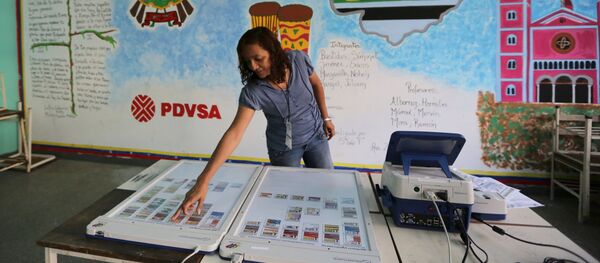 En un colegio electoral en Caracas - Sputnik Mundo