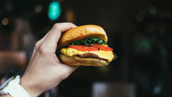 Una hamburguesa - Sputnik Mundo