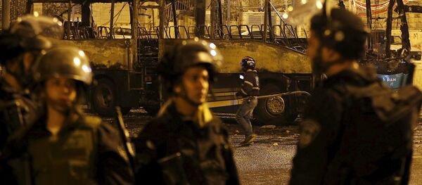 Policíacos de la Guardia Fronteriza de Israel cerca de un autobús derrotado por los protestantes palestinos, Jerusalén Este - Sputnik Mundo