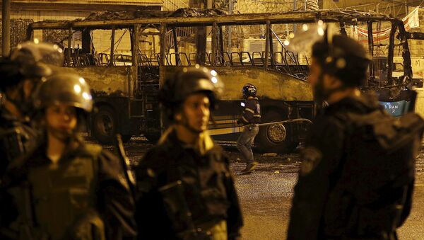 Policíacos de la Guardia Fronteriza de Israel cerca de un autobús derrotado por los protestantes palestinos, Jerusalén Este - Sputnik Mundo