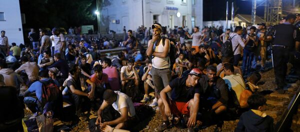 Migrantes están esperando cerca de la estación en Tovarnik, Croacia - Sputnik Mundo