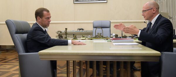 Primer ministro de Rusia, Dmitri Medvédev y director general de Rosatom, Serguéi Kirienko - Sputnik Mundo