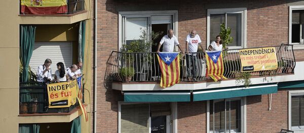 Esteladas (banderas independentistas de Cataluña) estan colgadas sobre los balcónes en Barcelona - Sputnik Mundo