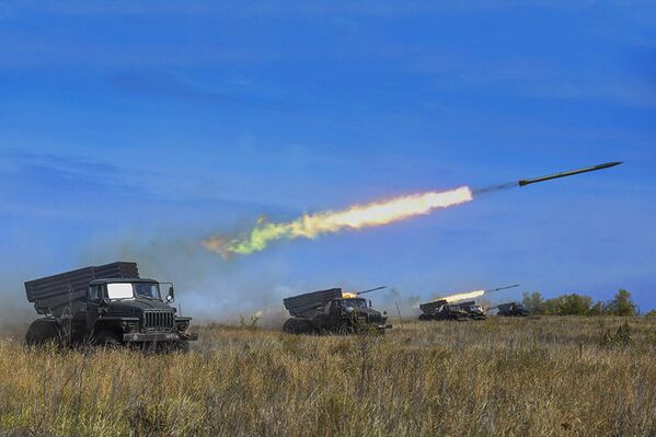 Ejercicios Tsentr-2015: tiro con fuego real y vehículos blindados en marcha - Sputnik Mundo