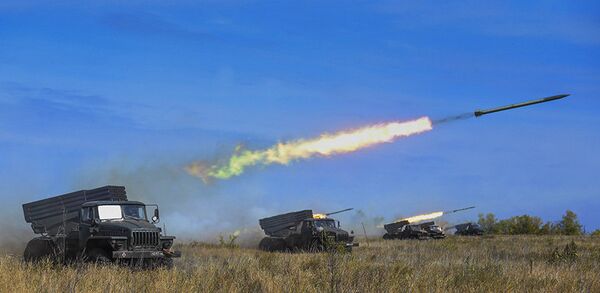 Ejercicios Tsentr-2015: tiro con fuego real y vehículos blindados en marcha - Sputnik Mundo