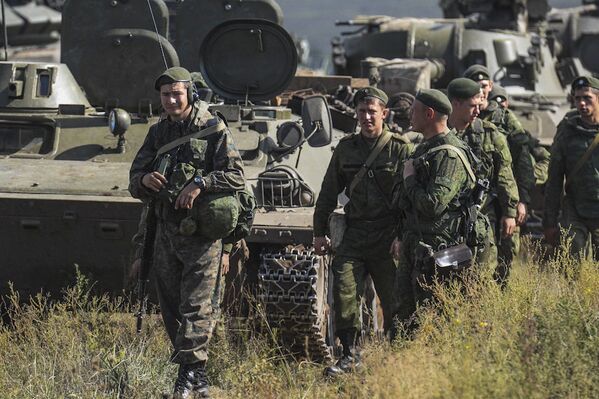 Ejercicios Tsentr-2015: tiro con fuego real y vehículos blindados en marcha - Sputnik Mundo