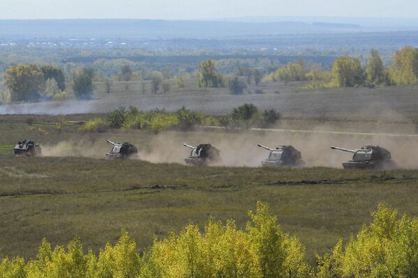 Ejercicios Tsentr-2015: tiro con fuego real y vehículos blindados en marcha - Sputnik Mundo