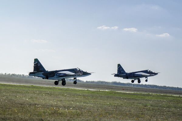 Ejercicios Tsentr-2015: tiro con fuego real y vehículos blindados en marcha - Sputnik Mundo