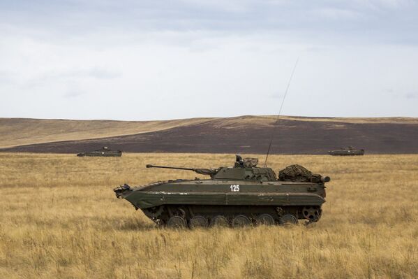 Ejercicios Tsentr-2015: tiro con fuego real y vehículos blindados en marcha - Sputnik Mundo