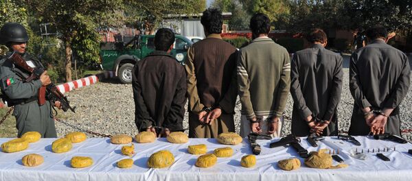 Policías afganos y los sospechosos arrestados por llevar heroína - Sputnik Mundo