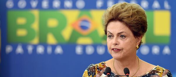 La presidenta de Brasil hace un discurso durante una ceremonia en Planalto Palace en Brasilia. Septiembre 17, 2015. - Sputnik Mundo