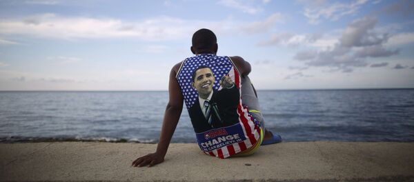 Un joven cubano lleva la camiseta con la imagen de Barack Obama - Sputnik Mundo