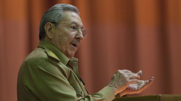 Cuba's President Raul Castro applauds as he addresses the National Assembly in Havana, Cuba, Wednesday, July 15, 2015  - Sputnik Mundo