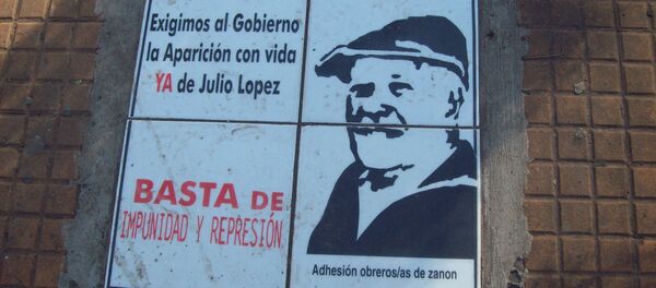 Placa de Jorge Julio Lopéz en la Pirámide de Mayo - Sputnik Mundo