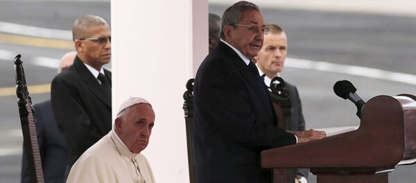 El papa Francisco y presidente de Cuba Raúl Castro - Sputnik Mundo