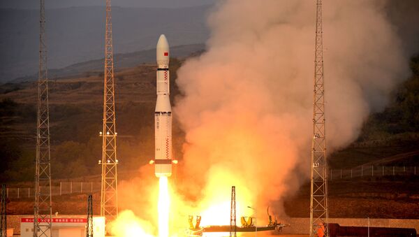 China's Long March-6 rocket, carrying 20 micro-satellites, blasts off from the launch pad in Taiyuan, Shanxi province, China, September 20, 2015 - Sputnik Mundo