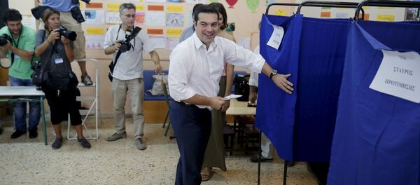 Alexis Tsipras en un colegio electoral en Atenas - Sputnik Mundo