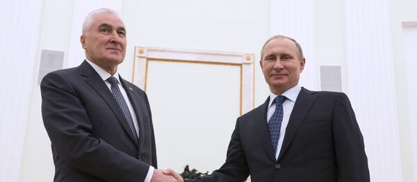 Presidente de Osetia del Sur, Leoníd Tibílov (izda.) y presidente de Rusia, Vladímir Putin (archivo) - Sputnik Mundo