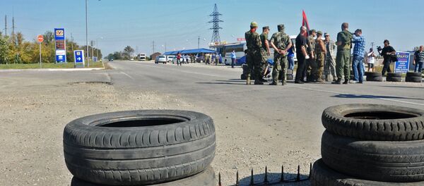 Activistas bloquean el camino que conduce a Crimea Activistas bloquean el camino que conduce a Crimea - Sputnik Mundo