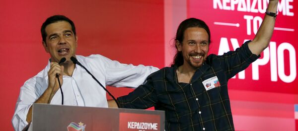 Pablo Iglesias (dcha.), secretario general de Podemos, y el dirigente de Syriza, Alexis Tsipras - Sputnik Mundo
