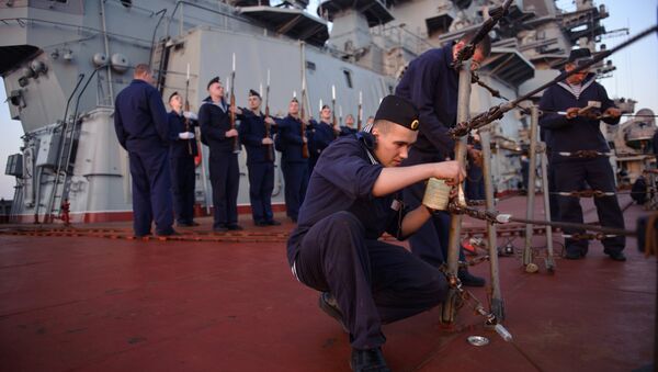 Marineros del crucero portamisiles nucleares Pedro el Grande en Tartus (archivo) - Sputnik Mundo