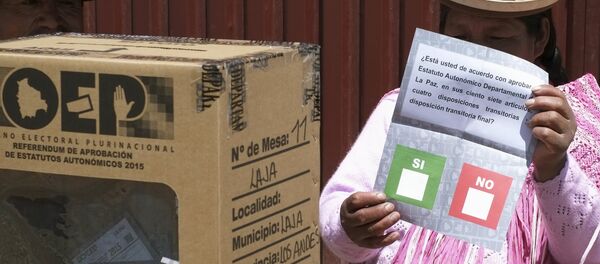 Miembro del comité de votación tiene una papeleta de votación durante un referéndum en Bolivia - Sputnik Mundo