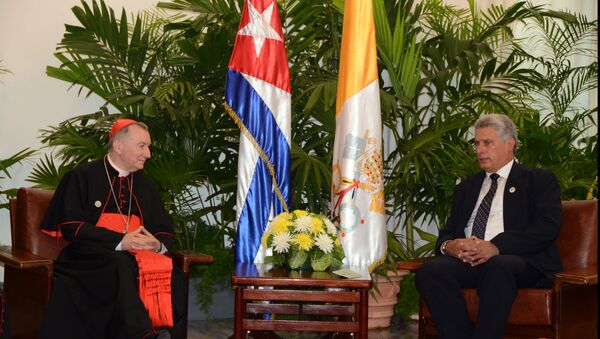 El primer vicepresidente de los Consejos de Estado y de Ministros de Cuba, Miguel Díaz-Canel Bermúdez (dcha.) y el secretario de Estado de la Santa Sede, cardenal Pietro Parolin - Sputnik Mundo