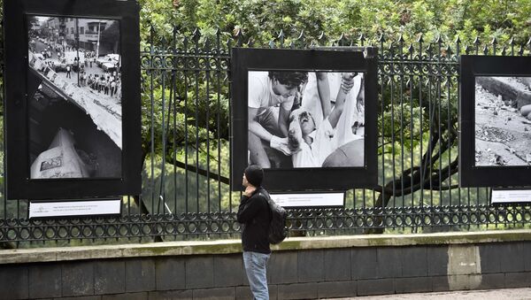 Un pasador mira a las fotos que demuestran las consecuencias del terremoto de 1985 en México - Sputnik Mundo