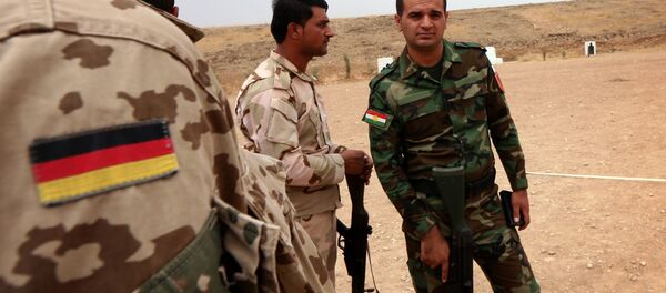 Un experto militar alemano habla con los guerreros curdos de Peshmerga Un experto militar alemano habla con los guerreros curdos de Peshmerga - Sputnik Mundo