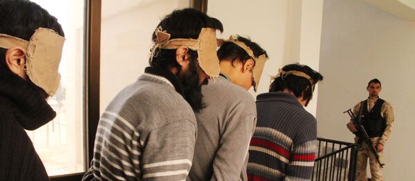 Боевики ИГИЛ в плену у сирийских спецслужб Боевики ИГИЛ в плену у сирийских спецслужб - Sputnik Mundo